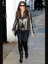 幻灯：《新月》全球忙宣传 迪卡普里奥悠哉看球赛