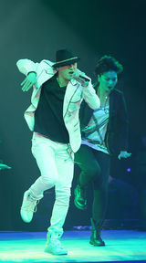 组图：蔡依林爆乳装性感捞金 紧身皮裤秀美腿