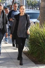 组图：杰西卡-阿尔芭街拍温暖黑色背心搭配灰衫