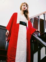 组图：佐佐木希玩变装秀 穿旗袍抱熊猫