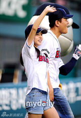 组图：闵孝琳朴振英担任棒球比赛开场嘉宾