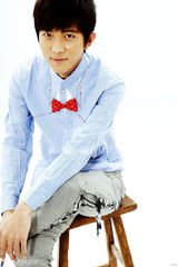 组图：大左夏日清新写真 阳光型男钟爱红领结