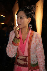 组图：探班吴奇隆马苏山洞拍激情戏