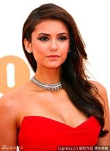 组图：艾美奖红毯 妮娜-杜波夫抹胸红裙秀美背