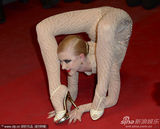 组图：女星戛纳红毯大秀柔术身体对折