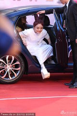 组图：徐佳莹白裙走红毯 羊角辫恨天高显俏皮