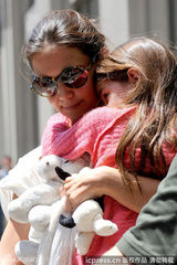 组图：凯蒂霍尔姆斯带女儿逛街 苏瑞情绪低落躲镜头