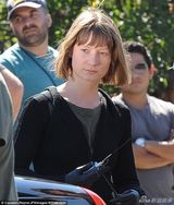 组图：帕丁森新片激吻爱丽丝 摸腿野战欲火焚身