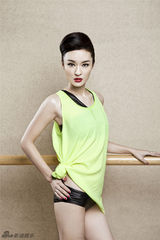 组图：于越封面写真曝光 展现运动时尚完美结合