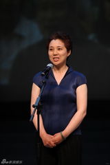 组图：田丽刘佩琦亮相《进错门的女人》发布会