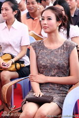 组图：兽兽亮相车展温婉可人 着连衣短裙险走光