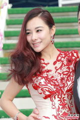 刘璇婚礼直击：游轮派对着个性婚纱似火凤凰