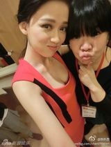 组图：陈乔恩高举相机自拍 露黑色内衣秀乳沟