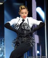 组图：麦当娜挑逗肌肉男上演致命诱惑