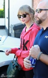 组图：泰勒-斯威夫特明亮粉衣亮相青春活力