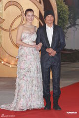 组图：黄德斌陈奂仁邓紫棋等亮相港姐红毯