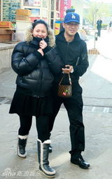 幻灯图：郭晓冬带妻子做产检很呵护 男孩女孩都喜欢