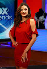 高清组图：米兰达-可儿性感亮相 粉红礼服娇艳