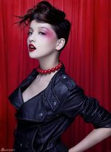 高清组图：	东方天使“不爱红装爱武装”