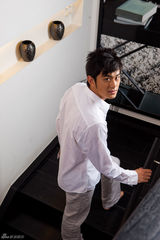 高清组图：王睿最新家居大片 向往自由自在生活