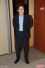 组图：霍启刚升级人父首现身 给媒体发喜饼