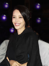 组图：孔维蓝色礼服现身活动 典雅大气吸引目光