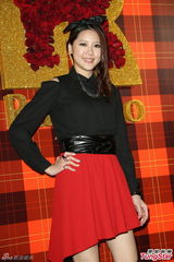 组图：黄小柔出嫁盼造人 穿低胸婚纱挽老公亮相