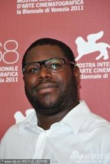 组图：《羞耻》发布会 迈克尔·法斯宾德休闲亮相