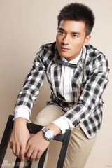 组图：郑凯格纹衬衫彰显时尚男人味