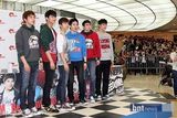 组图：人气组合2PM粉丝签名会 全员亮相亲和阳光