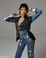 组图：吉克隽逸短发亮相 大胆露性感黑色内衣