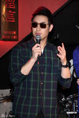 组图：纪佳松开唱潘玮柏红蛋献瑞 现场抱大腿