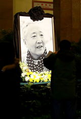 组图：于是之灵车赴人艺告别 艺术家齐往哀悼