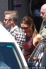 组图：贝克汉姆携可爱女儿为爱妻维多利亚庆生