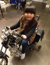 组图：Angela生活照宛若时装秀 超萌小妞爱发箍