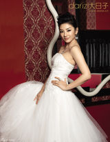 高清图：黄奕着婚纱登时尚大片 演绎华丽风情