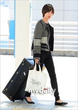 组图：韩星韩智慧裴斗娜飞往法国参加时装秀