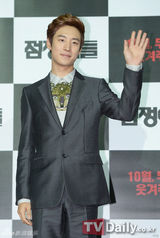 组图：李帝勋金秀路等出席韩片《占卜师们》发布会