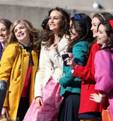 组图：《绯闻女孩》片场莉顿-梅斯特上演吻戏