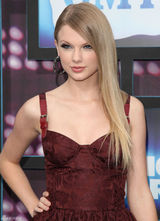 高清组图：美国乡村音乐协会奖红毯 斯威夫特性感