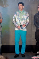 组图：周杰伦带病宣传巡演 花西服帅气抢镜