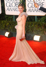 高清组图：女星德鲁-巴里摩尔和男友当众亲吻