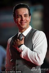 组图：电影《萨尔》首映 男演员Val Lauren大玩自拍