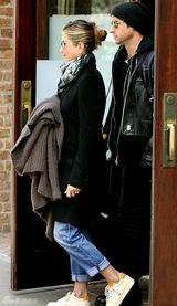 组图：安妮斯顿和小男友感情稳定一同现身酒店