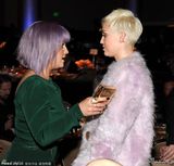 组图：麦莉格莱美派对清新风 收敛性感变俏皮