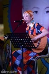 组图：王若琳金发花裙亮相北京签唱会