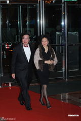 组图：富商郑裕彤孙女郑志雯出嫁 给孙女婿打满分