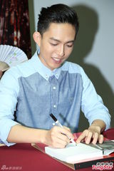 组图：林宥嘉出席新书签售 不承认与邓紫棋游学