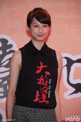 组图：《大稻埕》沿街发红包 猪哥亮隋棠亮相