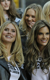 幻灯：维多利亚秘密内衣秀众超模纽约街头拍写真